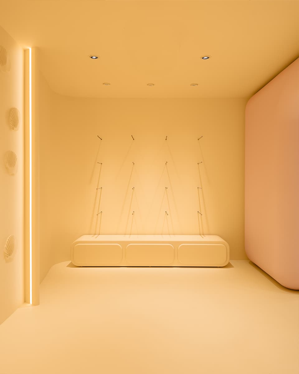 Скругленные формы в фантазийном интерьере шоурума женской одежды — проект MUNO Design