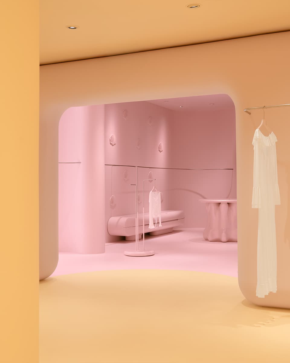 Скругленные формы в фантазийном интерьере шоурума женской одежды — проект MUNO Design