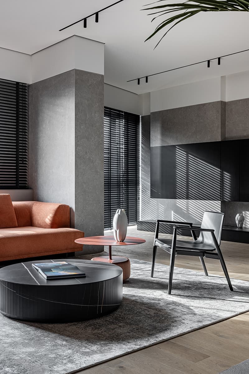 Нескучный интерьер двухуровневой квартиры с «мужским» характером — проект Kononov Studio