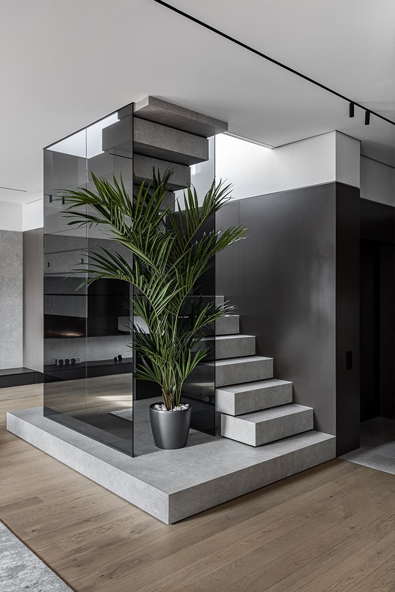 Нескучный интерьер двухуровневой квартиры с «мужским» характером — проект Kononov Studio