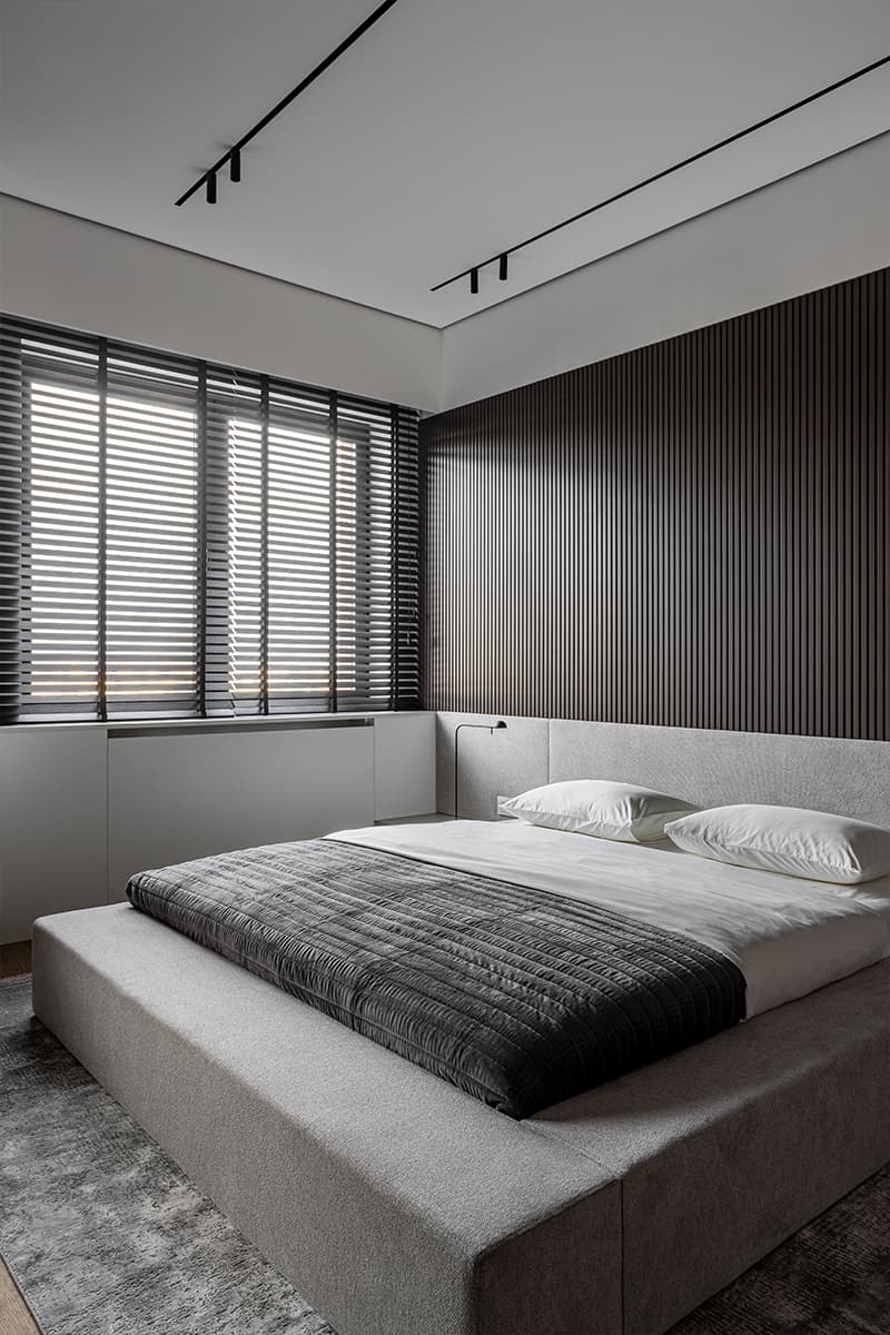 Нескучный интерьер двухуровневой квартиры с «мужским» характером — проект Kononov Studio