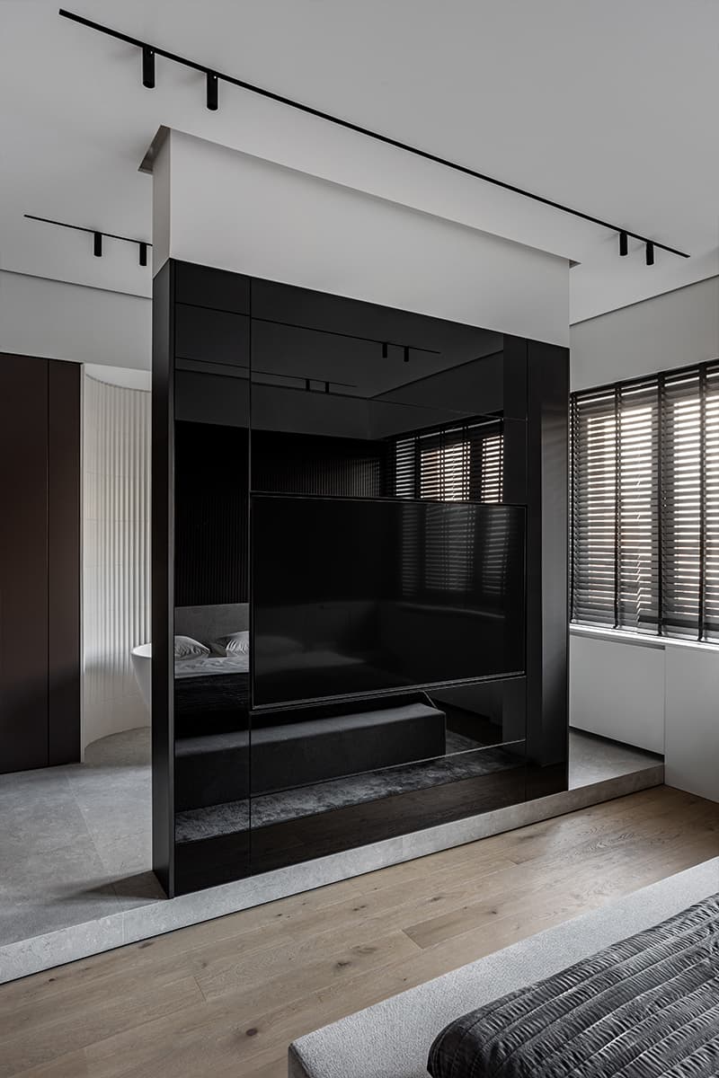 Нескучный интерьер двухуровневой квартиры с «мужским» характером — проект Kononov Studio