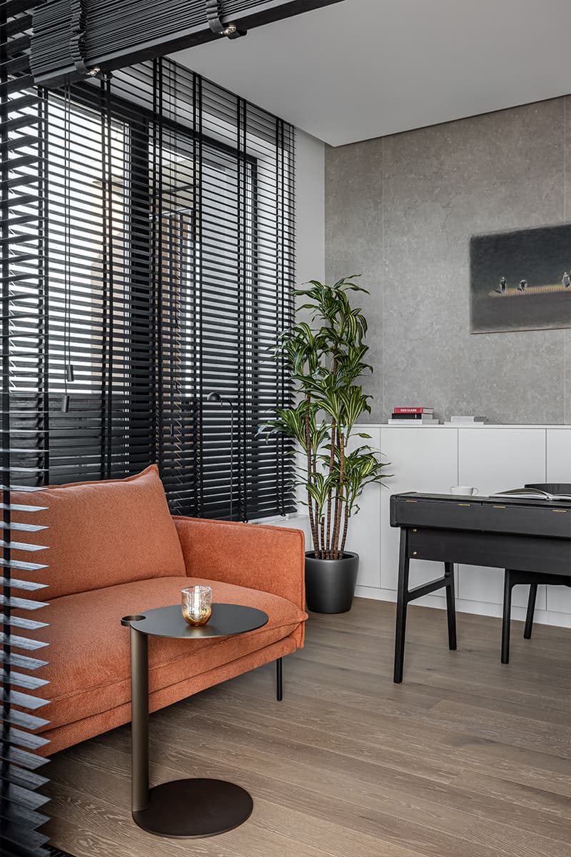 Нескучный интерьер двухуровневой квартиры с «мужским» характером — проект Kononov Studio