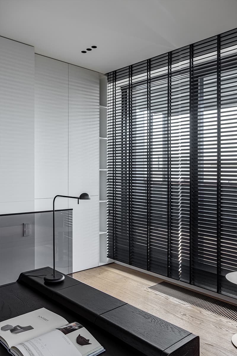 Нескучный интерьер двухуровневой квартиры с «мужским» характером — проект Kononov Studio