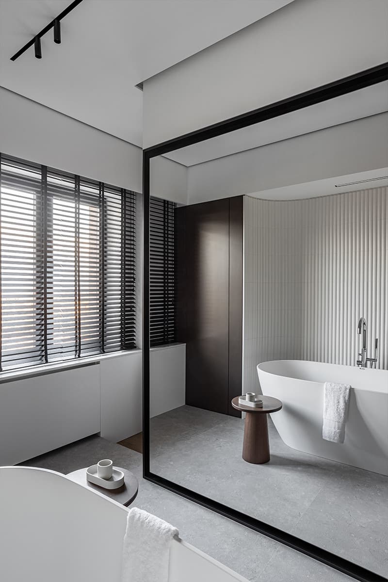 Нескучный интерьер двухуровневой квартиры с «мужским» характером — проект Kononov Studio