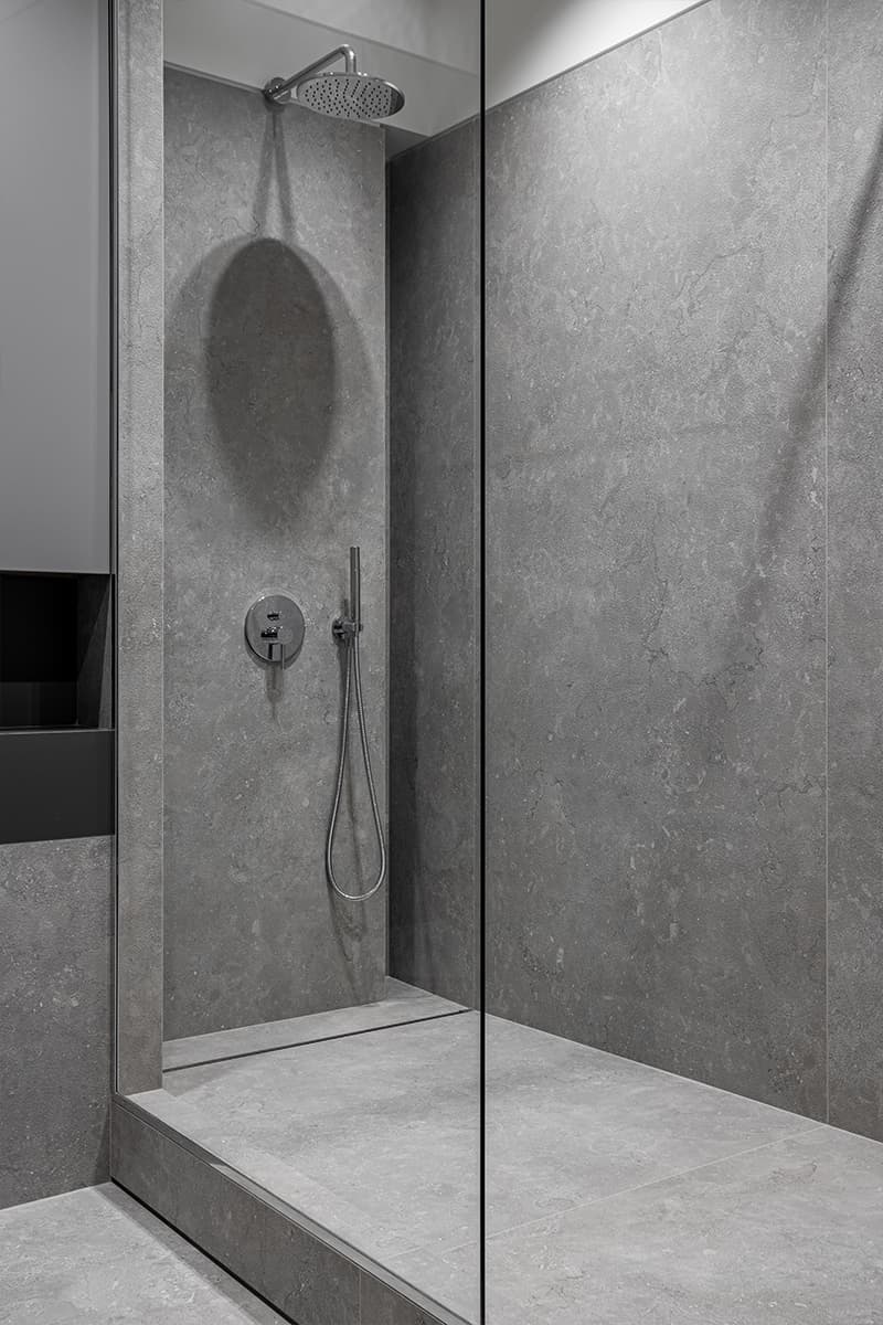 Нескучный интерьер двухуровневой квартиры с «мужским» характером — проект Kononov Studio