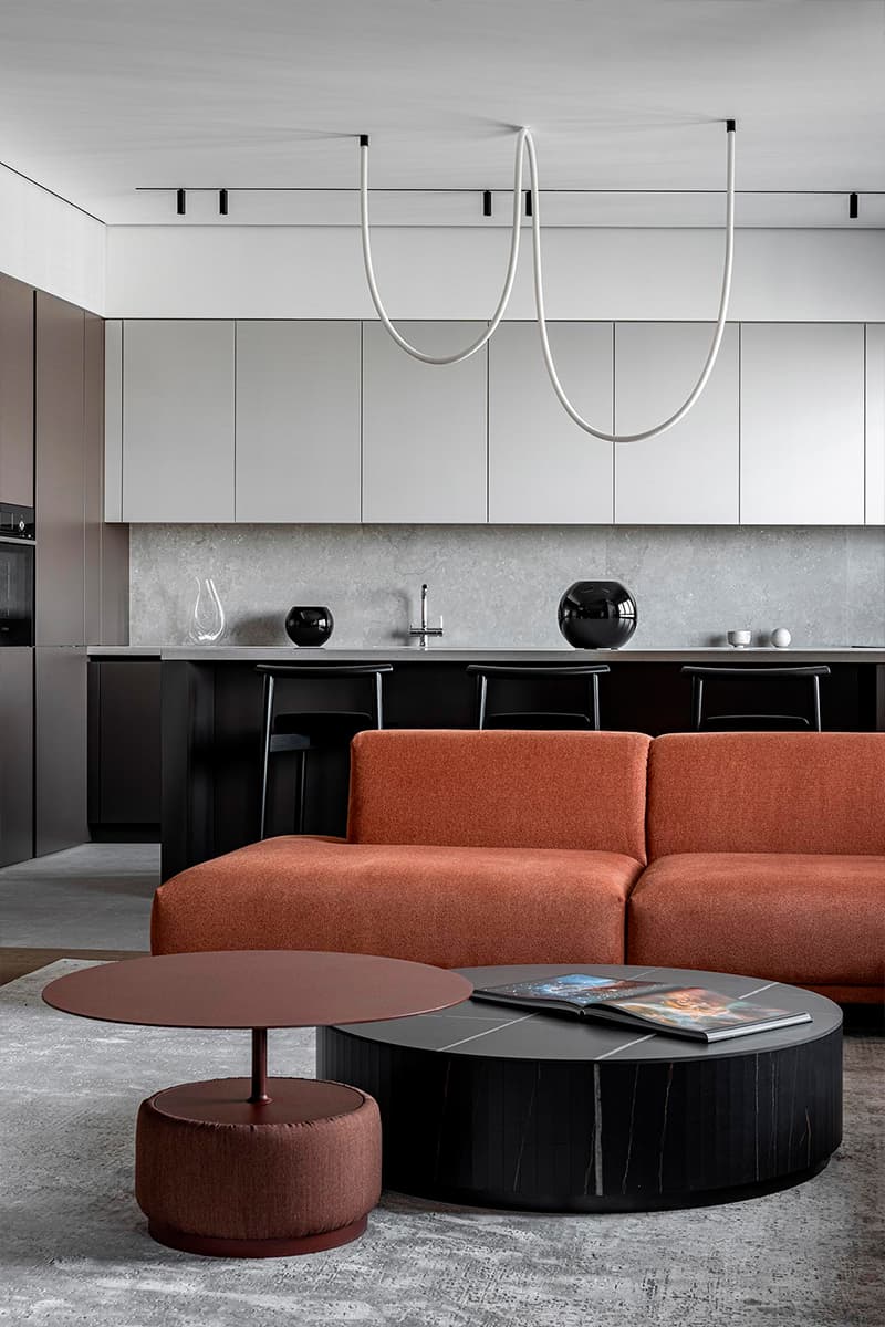 Нескучный интерьер двухуровневой квартиры с «мужским» характером — проект Kononov Studio