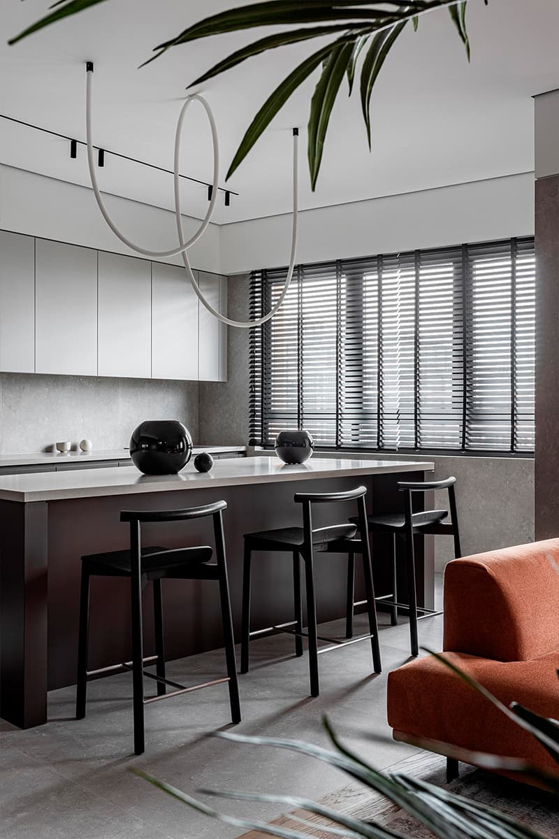 Нескучный интерьер двухуровневой квартиры с «мужским» характером — проект Kononov Studio