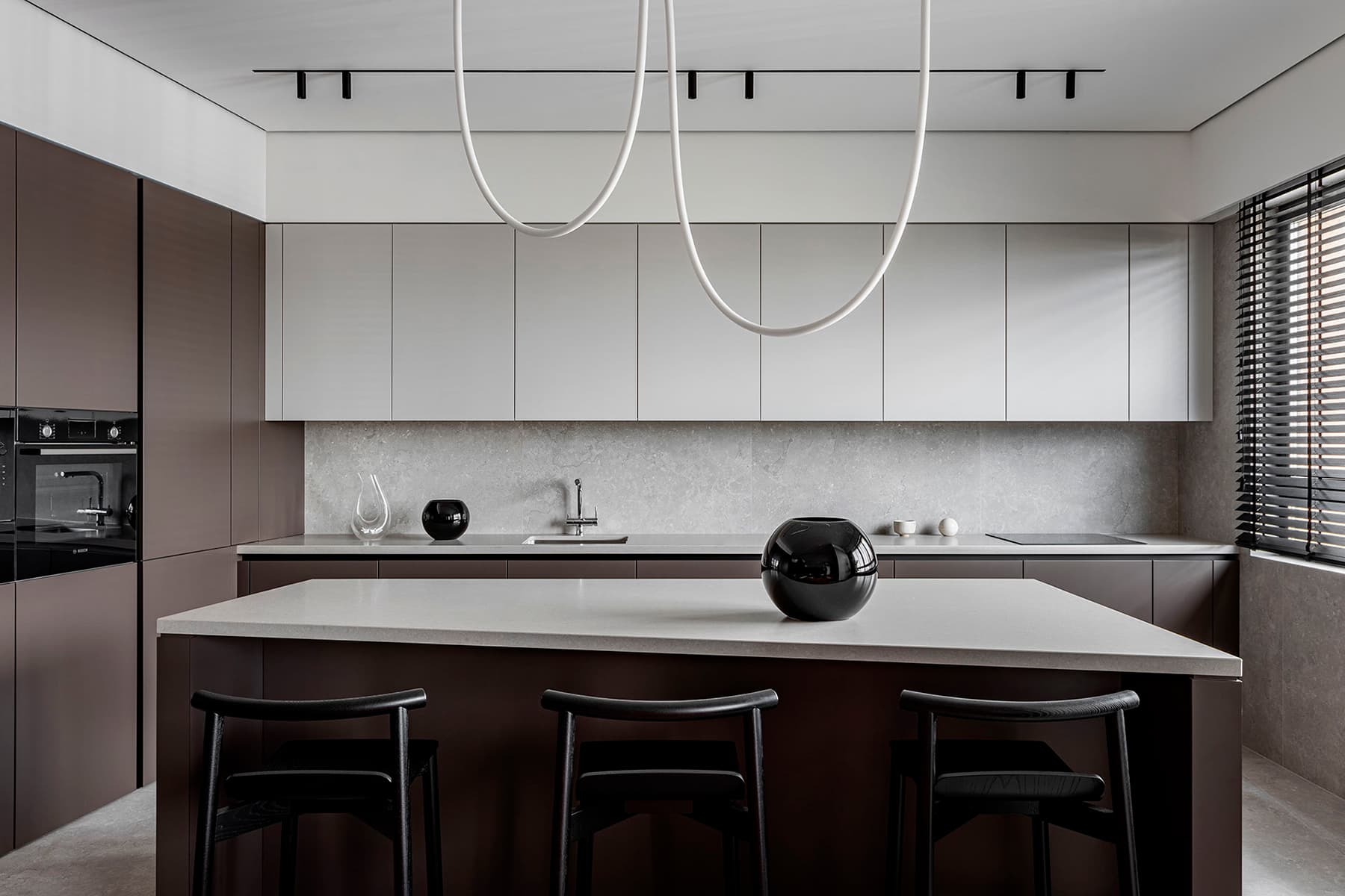 Нескучный интерьер двухуровневой квартиры с «мужским» характером — проект Kononov Studio