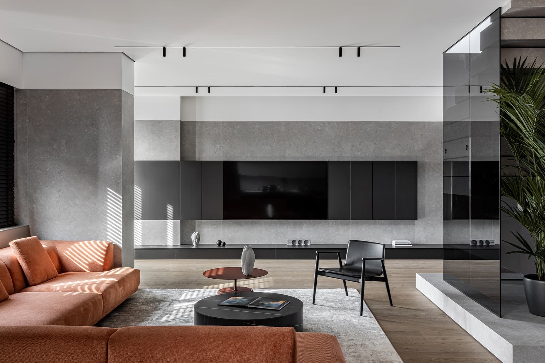 Нескучный интерьер двухуровневой квартиры с «мужским» характером — проект Kononov Studio