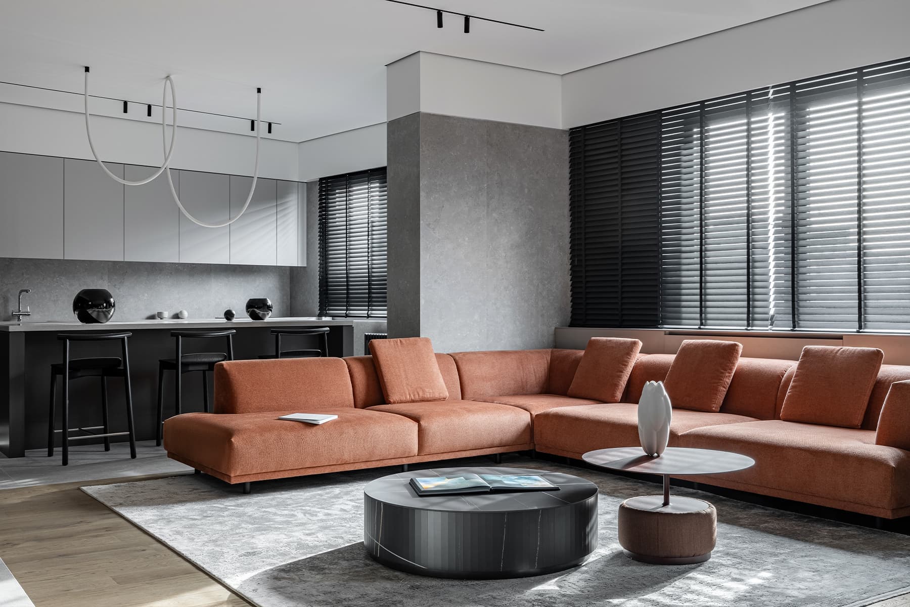 Нескучный интерьер двухуровневой квартиры с «мужским» характером — проект Kononov Studio