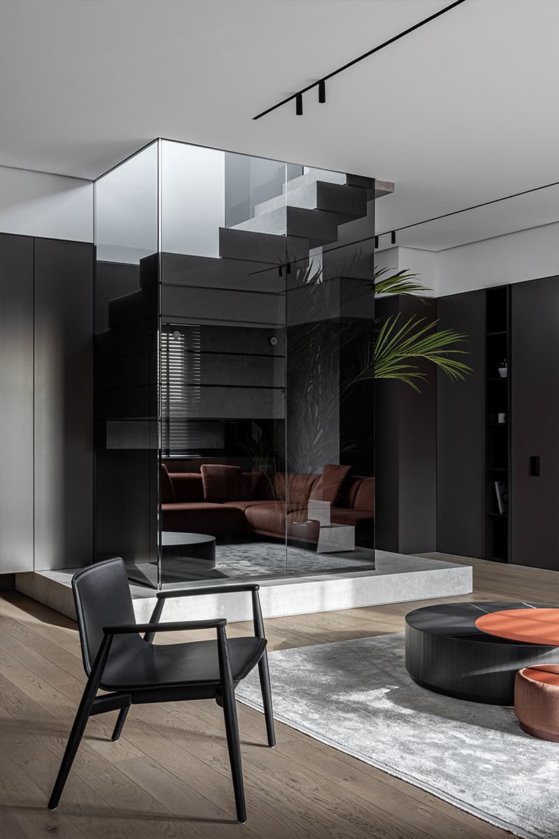 Нескучный интерьер двухуровневой квартиры с «мужским» характером — проект Kononov Studio