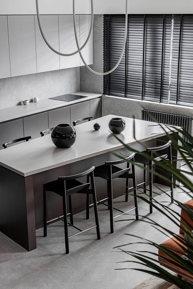 Нескучный интерьер двухуровневой квартиры с «мужским» характером — проект Kononov Studio