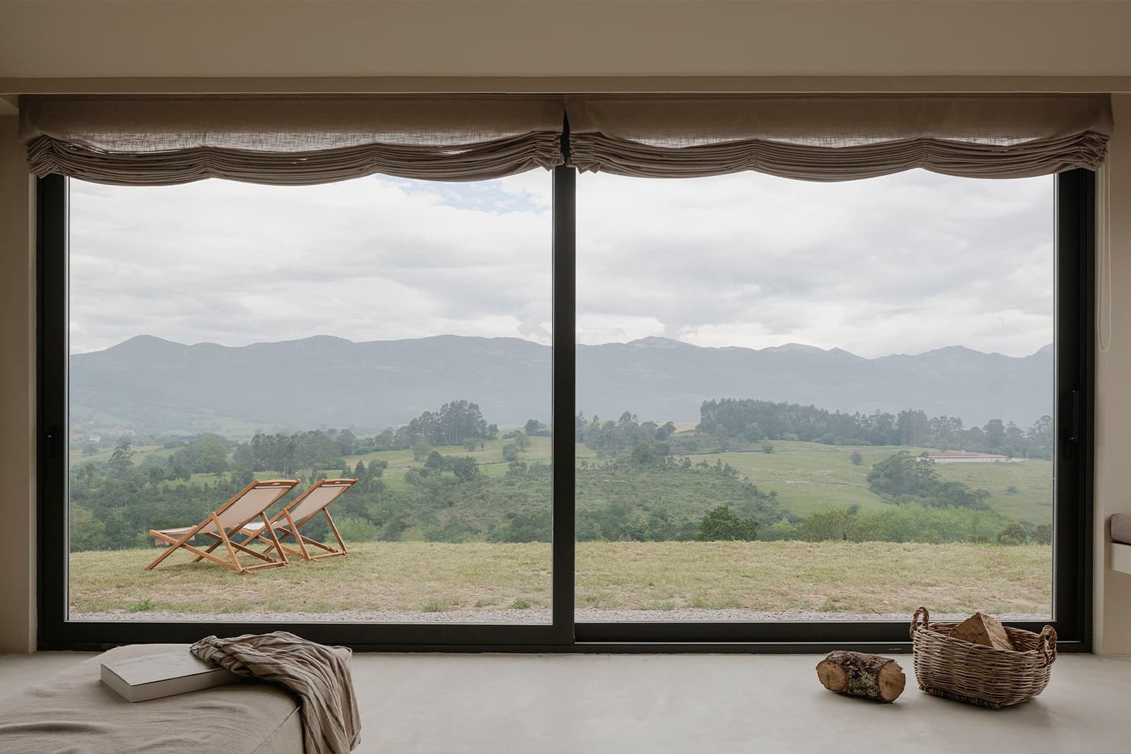 Природные цвета и материалы в минималистичном интерьере загородного дома — проект Анны Кью