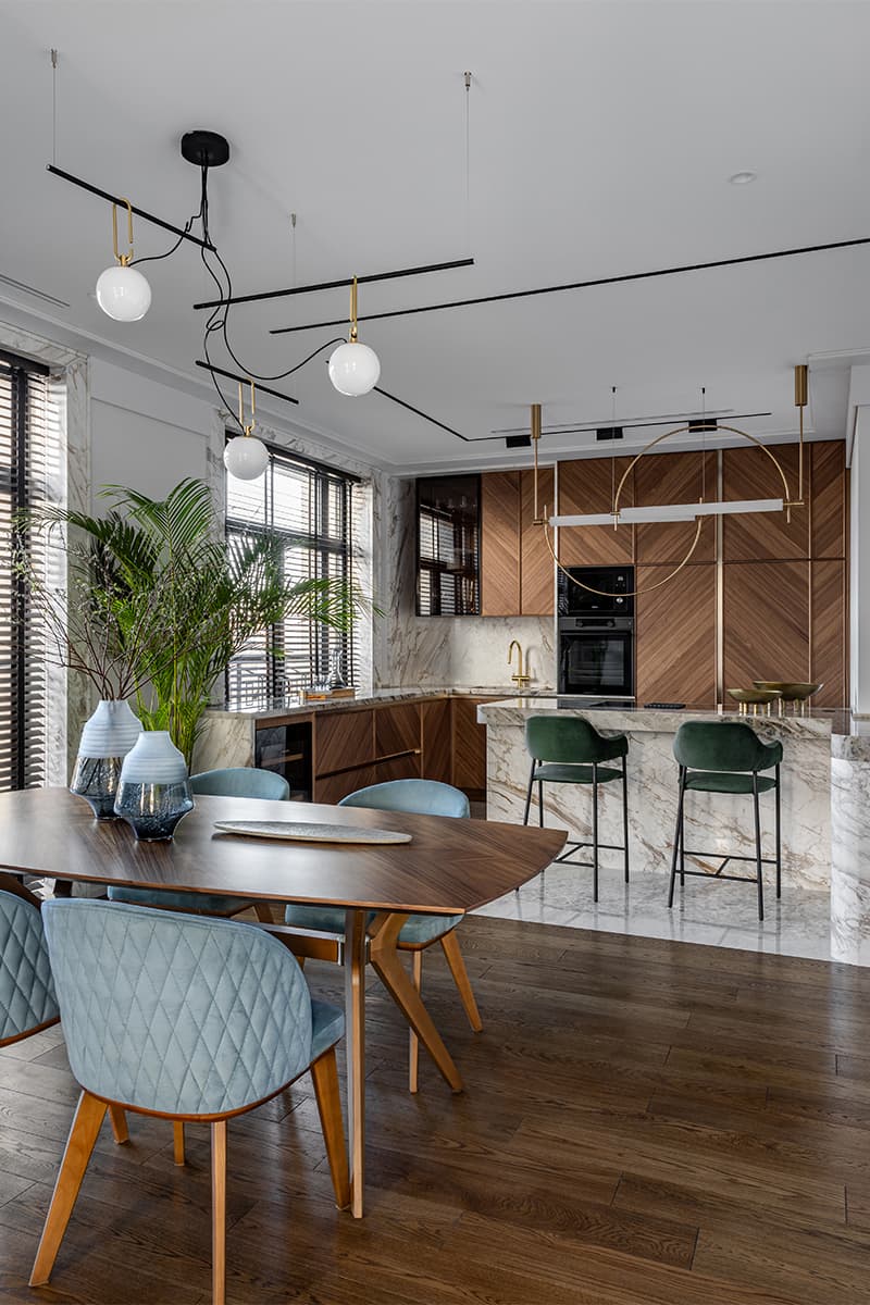 Элементы французского стиля, воздушность и натуральный камень в интерьере квартиры для молодой мамы с детьми — проект Саши Камы