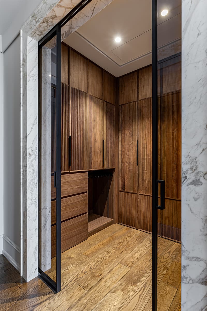 Элементы французского стиля, воздушность и натуральный камень в интерьере квартиры для молодой мамы с детьми — проект Саши Камы