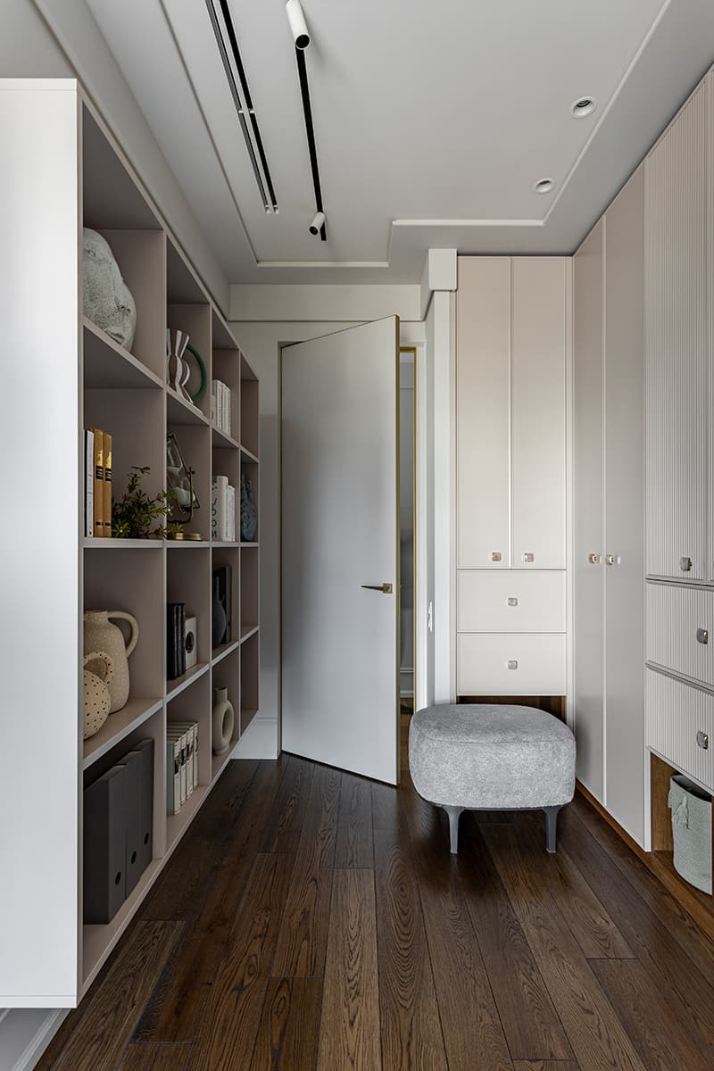 Элементы французского стиля, воздушность и натуральный камень в интерьере квартиры для молодой мамы с детьми — проект Саши Камы