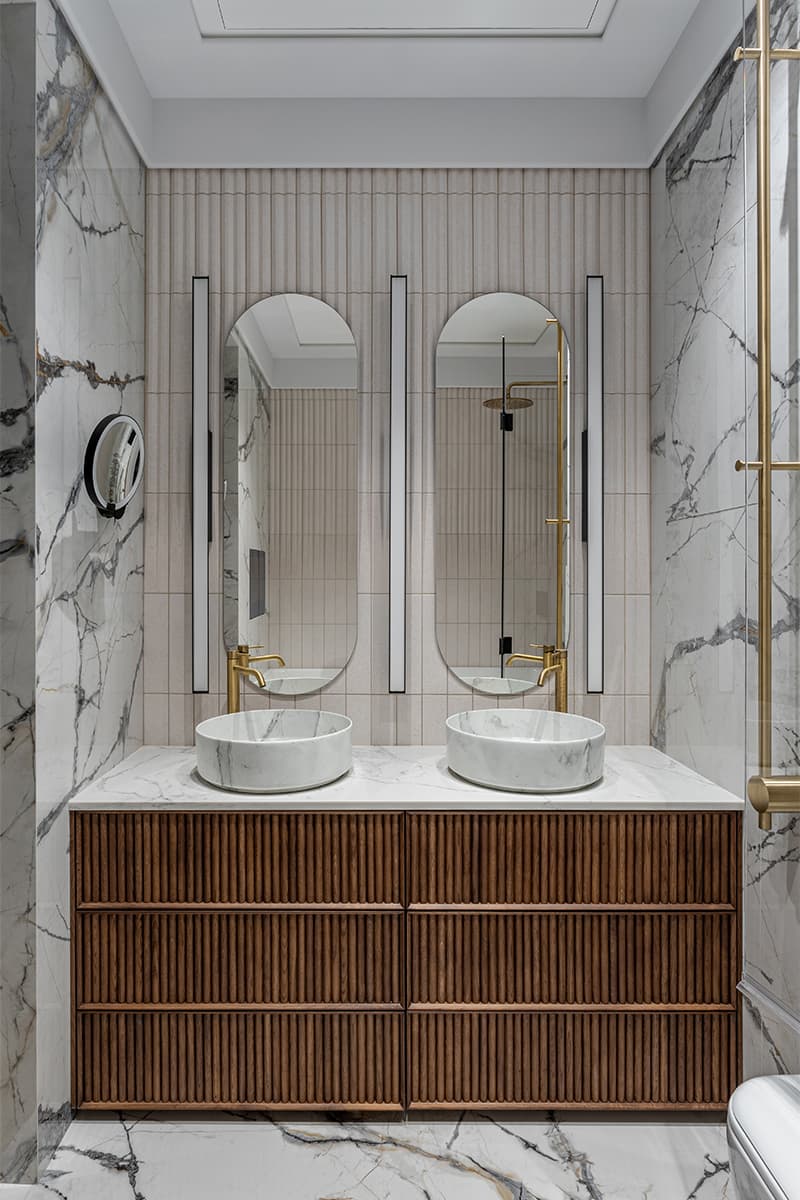 Элементы французского стиля, воздушность и натуральный камень в интерьере квартиры для молодой мамы с детьми — проект Саши Камы