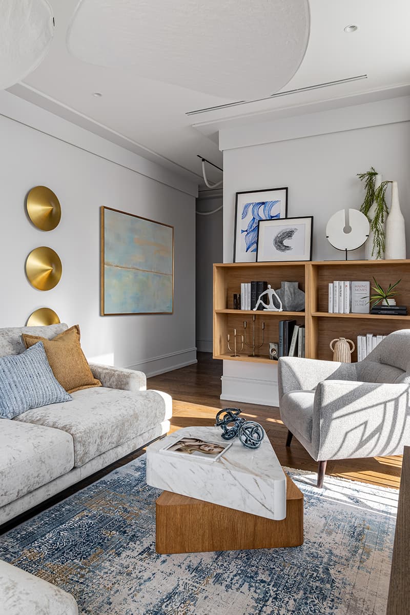 Элементы французского стиля, воздушность и натуральный камень в интерьере квартиры для молодой мамы с детьми — проект Саши Камы