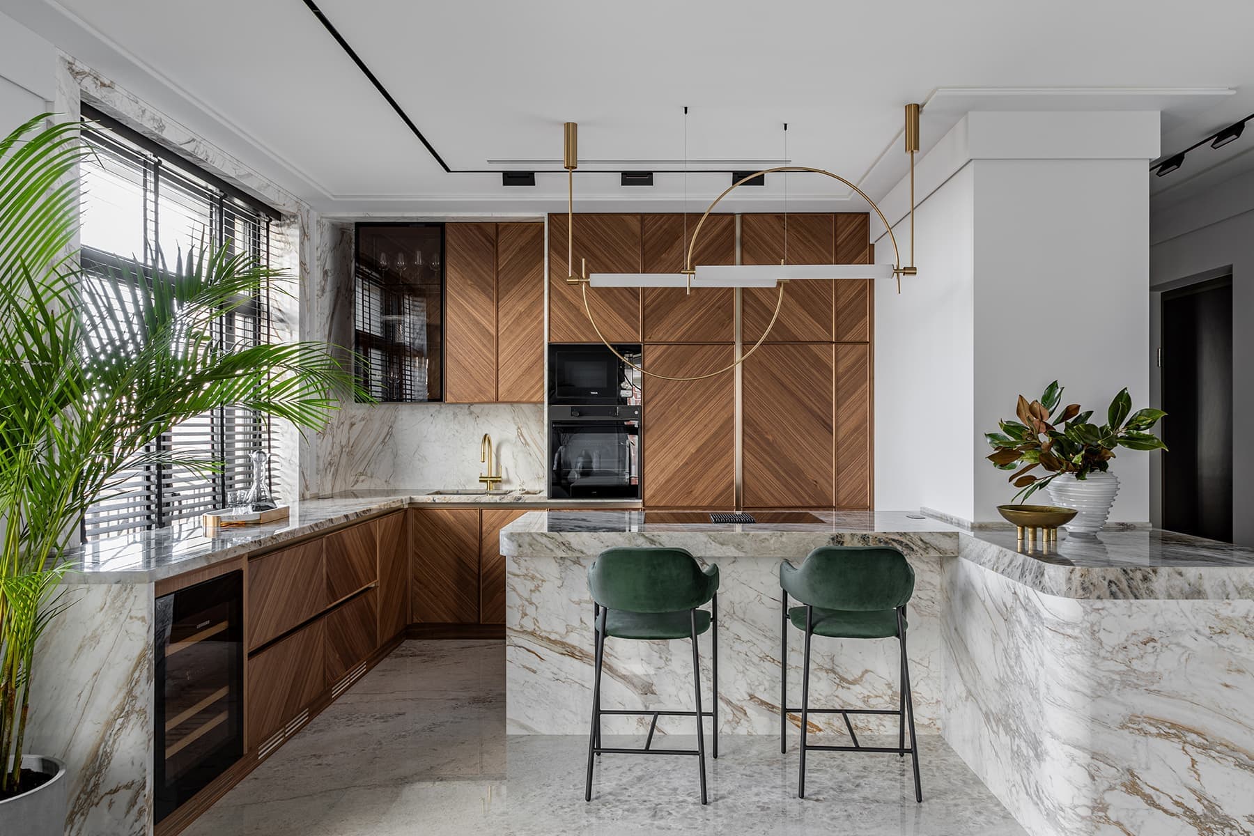 Элементы французского стиля, воздушность и натуральный камень в интерьере квартиры для молодой мамы с детьми — проект Саши Камы