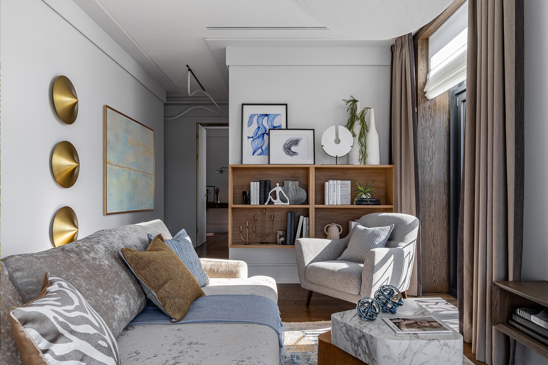 Элементы французского стиля, воздушность и натуральный камень в интерьере квартиры для молодой мамы с детьми — проект Саши Камы