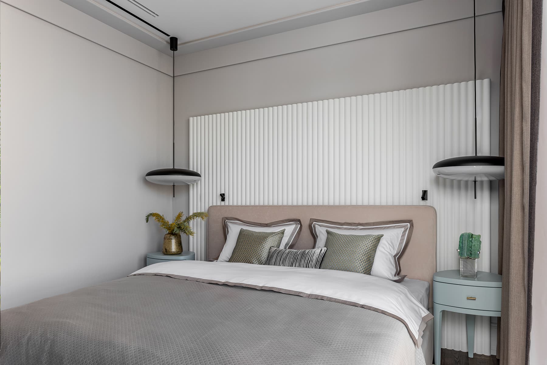 Элементы французского стиля, воздушность и натуральный камень в интерьере квартиры для молодой мамы с детьми — проект Саши Камы