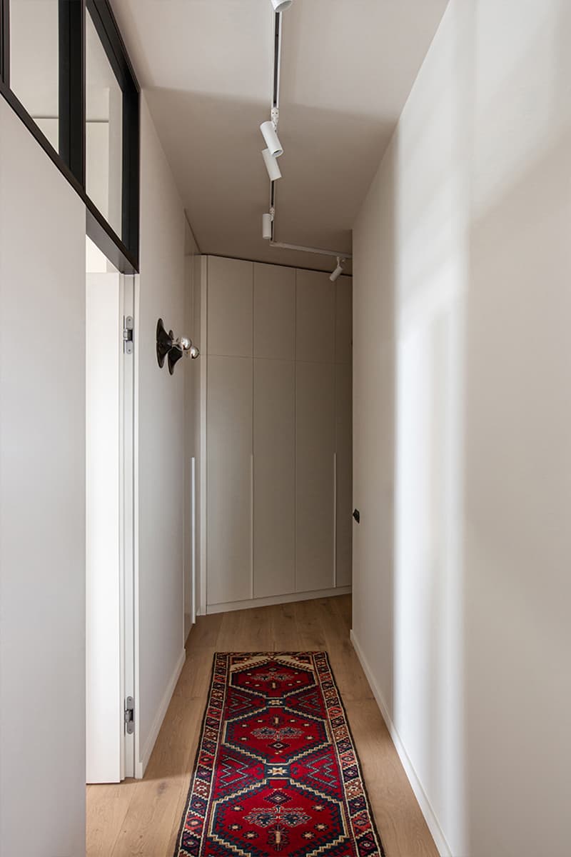 Фрамуги и стеклянные перегородки в квартире для семьи из Петербурга — проект студии JUICY FLAT