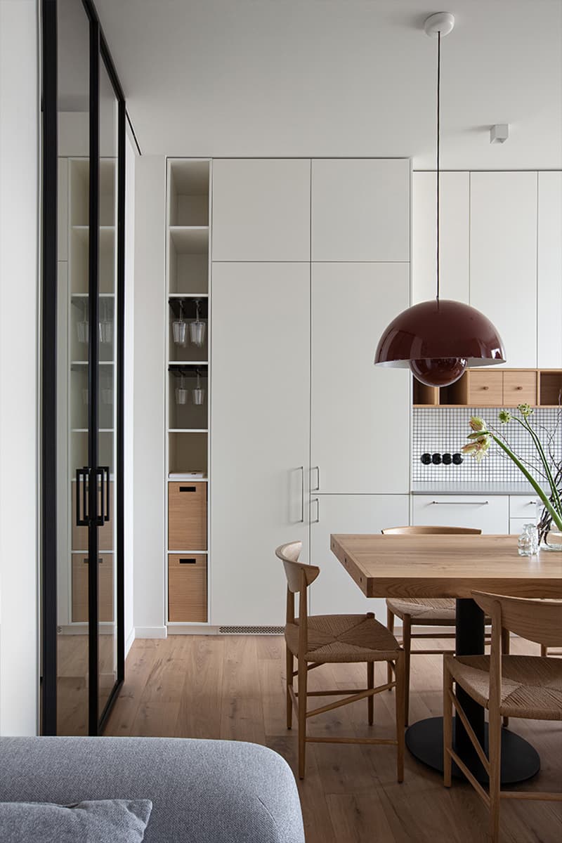 Фрамуги и стеклянные перегородки в квартире для семьи из Петербурга — проект студии JUICY FLAT