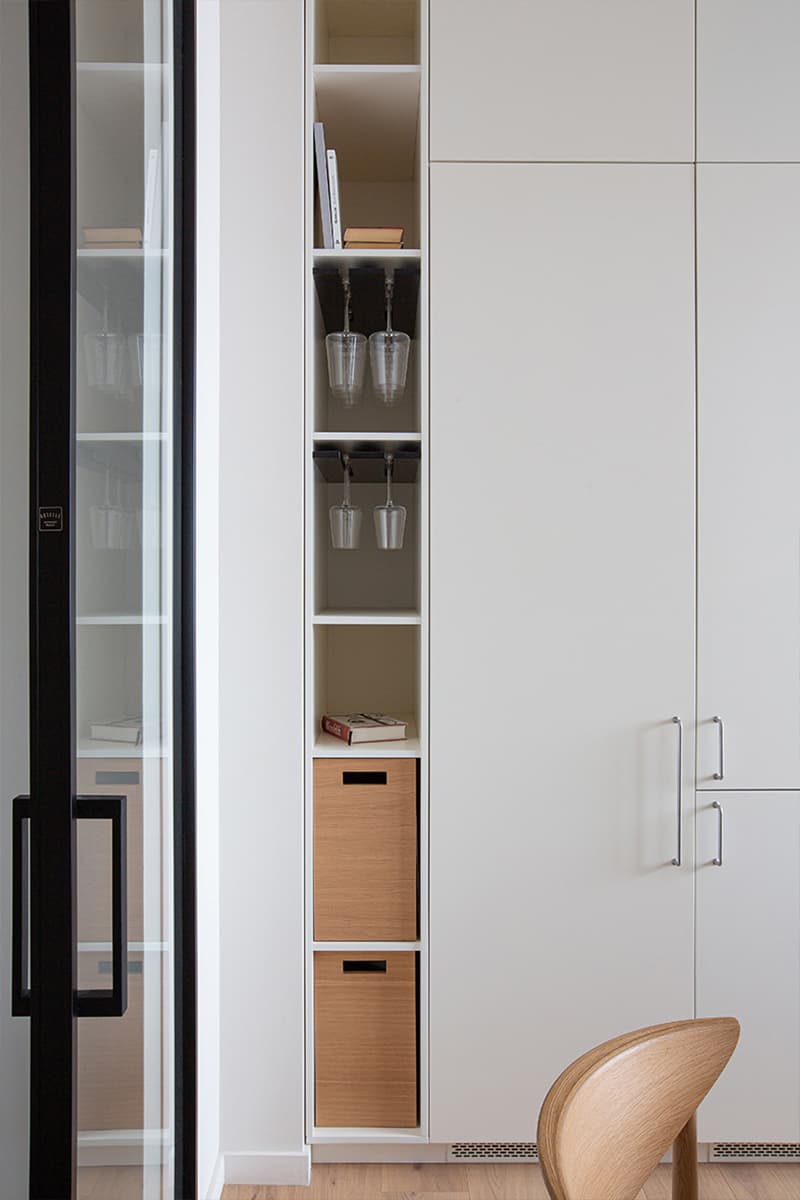 Фрамуги и стеклянные перегородки в квартире для семьи из Петербурга — проект студии JUICY FLAT