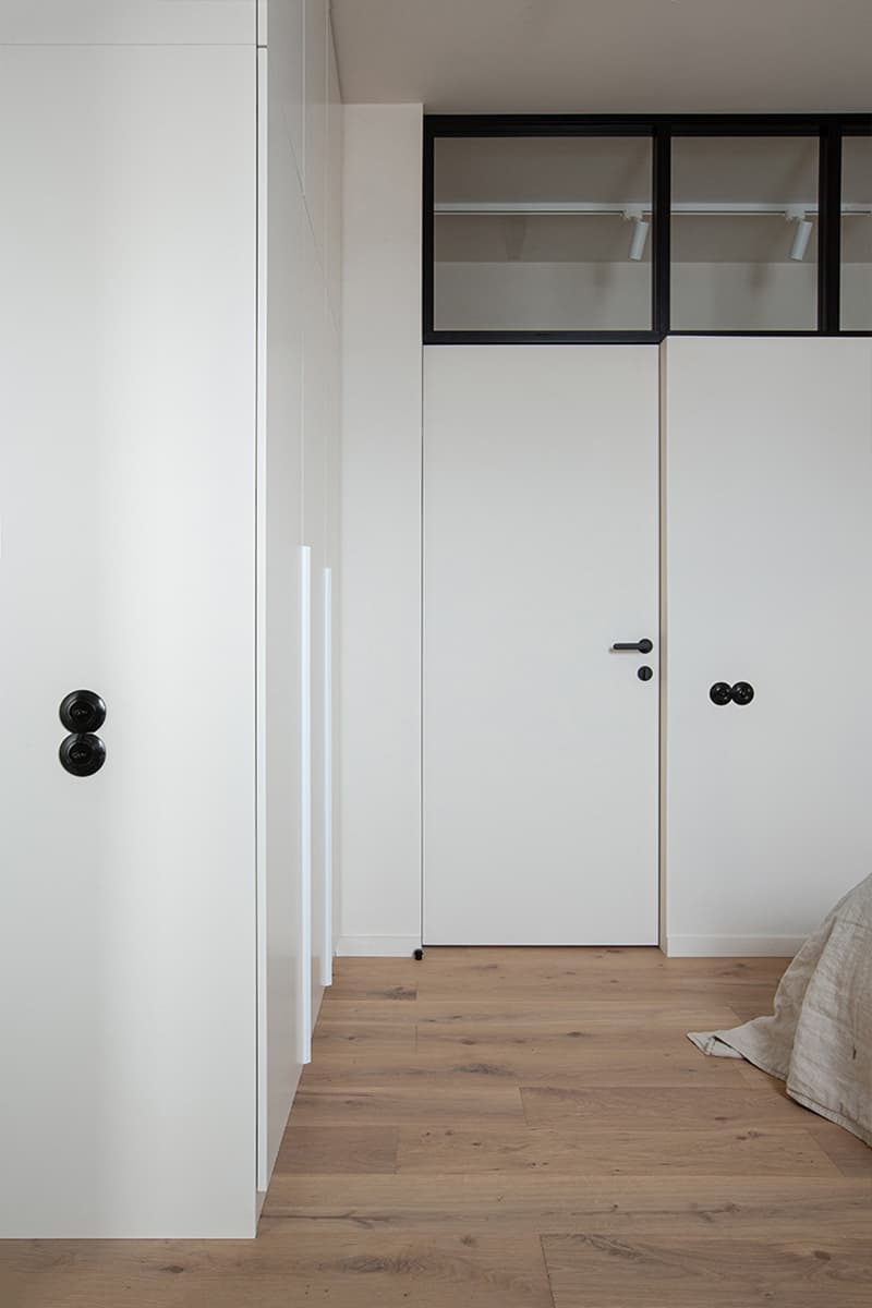 Фрамуги и стеклянные перегородки в квартире для семьи из Петербурга — проект студии JUICY FLAT