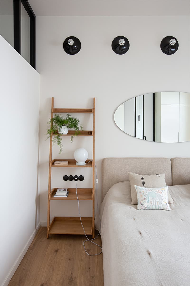 Фрамуги и стеклянные перегородки в квартире для семьи из Петербурга — проект студии JUICY FLAT