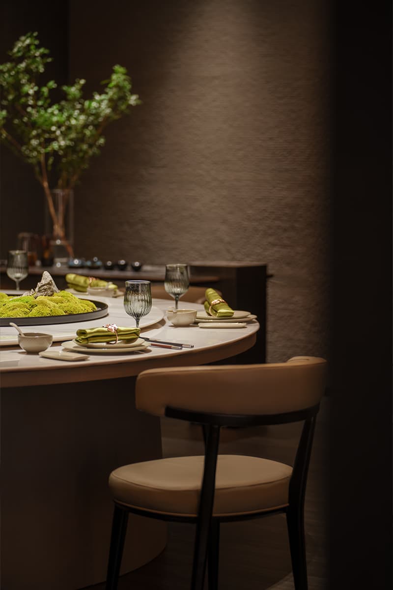 Природные мотивы, массивные формы и зеленые тона в нестандартном интерьере ресторана в Китае — проект бюро FUNUN LAB