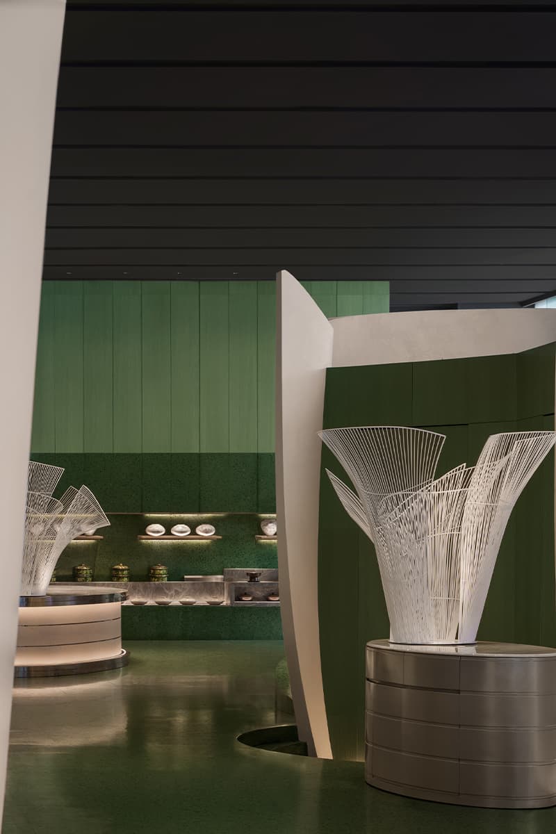 Природные мотивы, массивные формы и зеленые тона в нестандартном интерьере ресторана в Китае — проект бюро FUNUN LAB