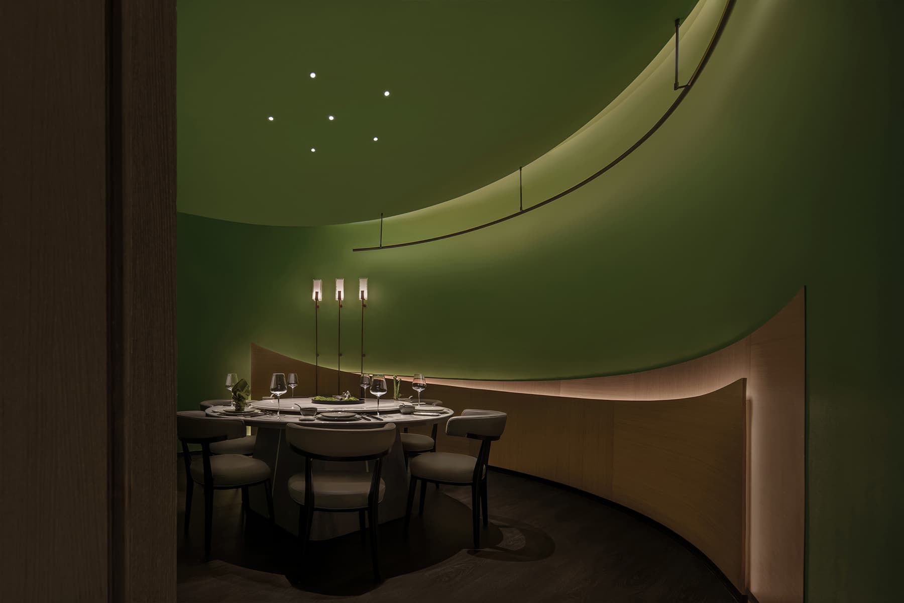 Природные мотивы, массивные формы и зеленые тона в нестандартном интерьере ресторана в Китае — проект бюро FUNUN LAB