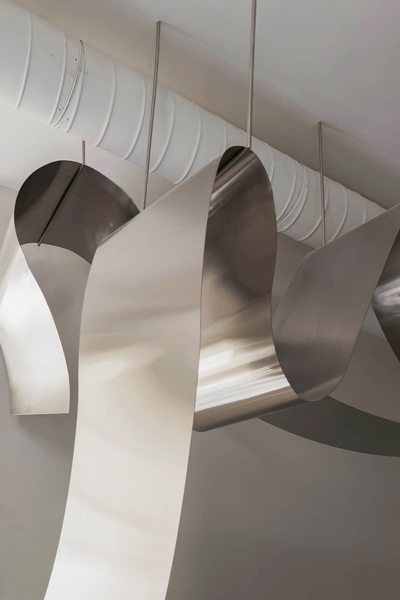 Диалог мягких изгибов и металла в интерьере магазина домашнего декора в Армении — проект STUDIO SHOO