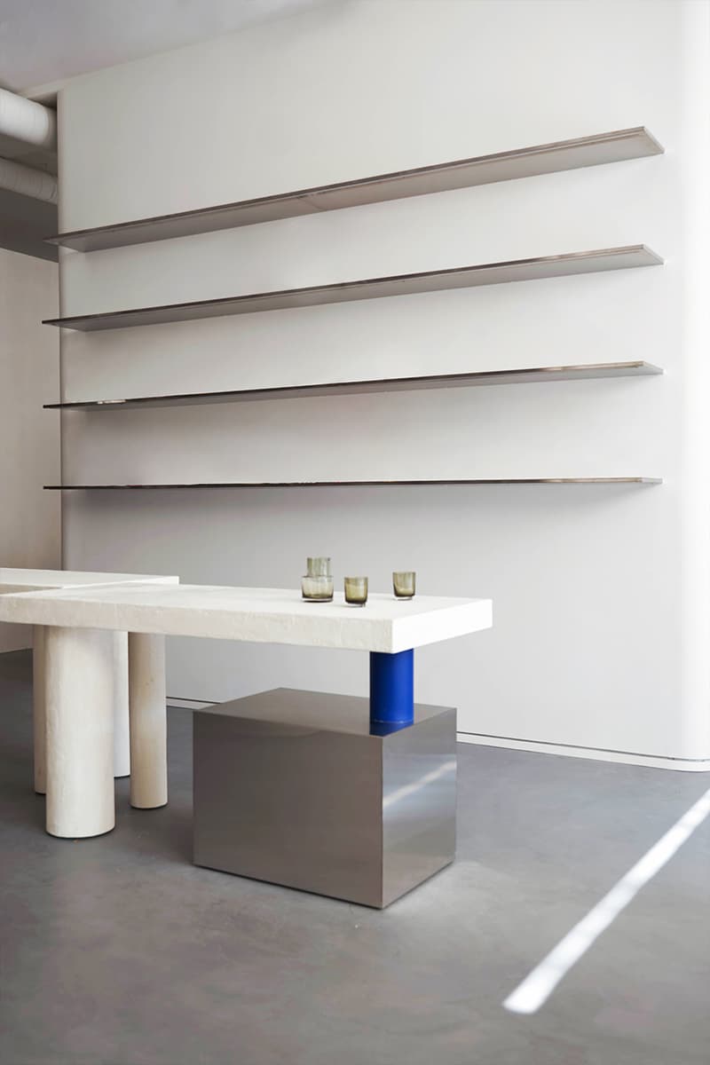 Диалог мягких изгибов и металла в интерьере магазина домашнего декора в Армении — проект STUDIO SHOO