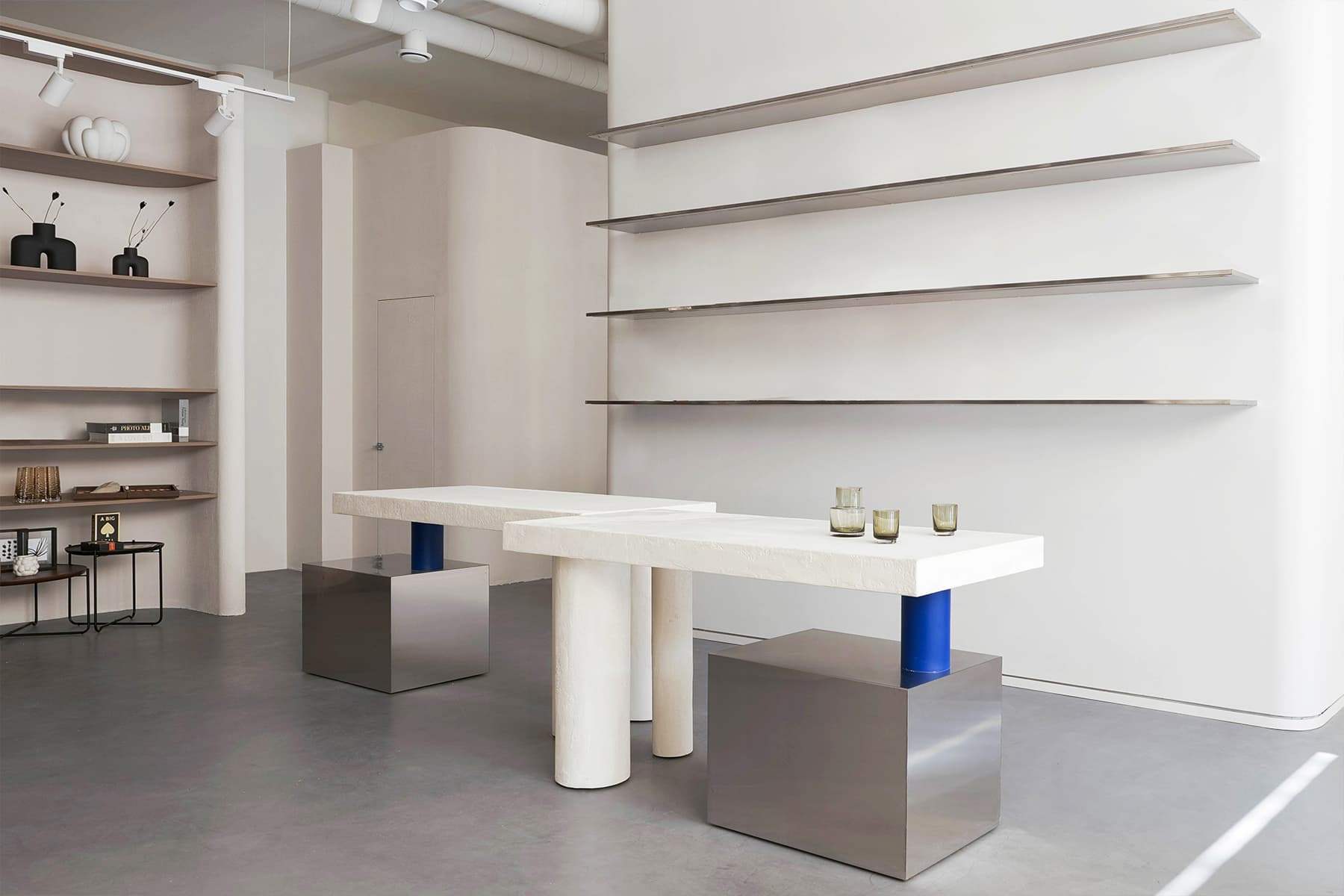 Диалог мягких изгибов и металла в интерьере магазина домашнего декора в Армении — проект STUDIO SHOO