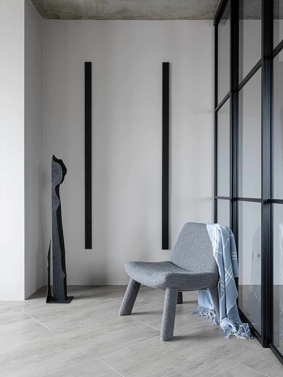 Бетонные потолки, кожа и индустриальные детали в интерьере квартиры для молодого человека — проект Ольги Коваленко