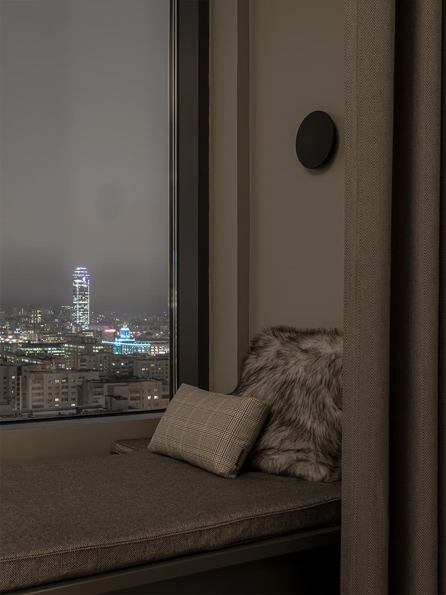 Бетонные потолки, кожа и индустриальные детали в интерьере квартиры для молодого человека — проект Ольги Коваленко