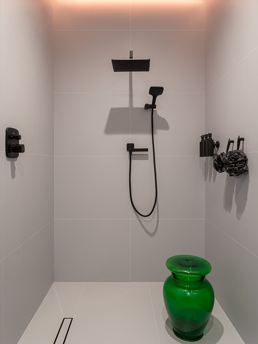 Бетонные потолки, кожа и индустриальные детали в интерьере квартиры для молодого человека — проект Ольги Коваленко