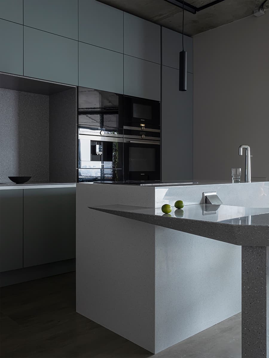 Бетонные потолки, кожа и индустриальные детали в интерьере квартиры для молодого человека — проект Ольги Коваленко