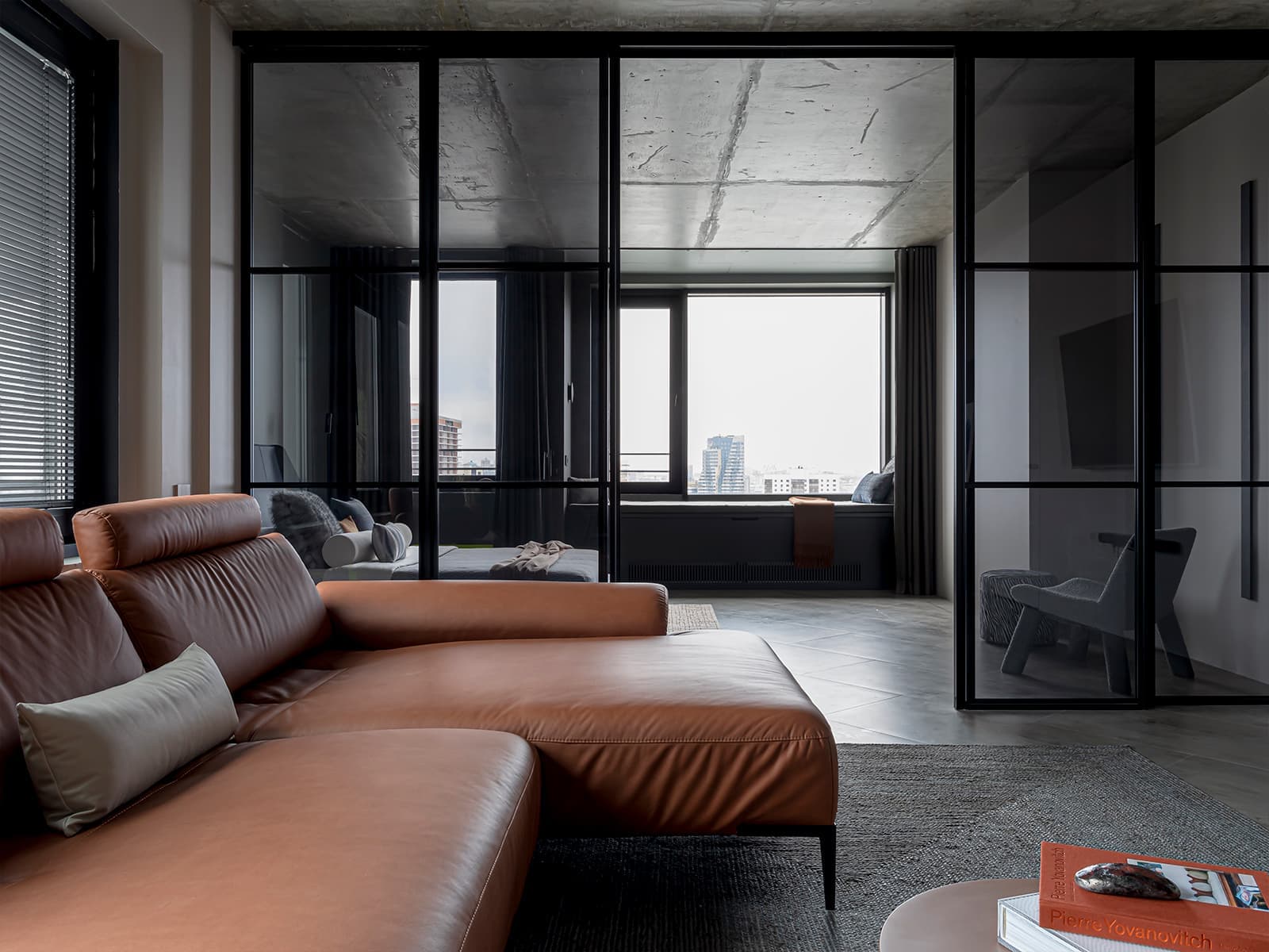 Бетонные потолки, кожа и индустриальные детали в интерьере квартиры для молодого человека — проект Ольги Коваленко