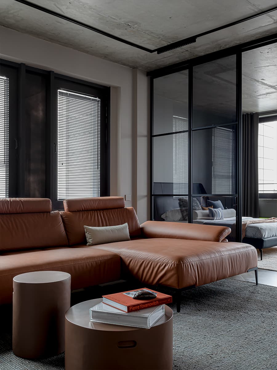 Бетонные потолки, кожа и индустриальные детали в интерьере квартиры для молодого человека — проект Ольги Коваленко