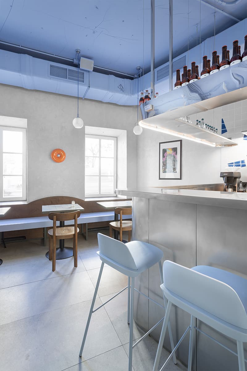 Винтаж и все оттенки голубого в интерьере модного московского кафе — проект бюро UTRO
