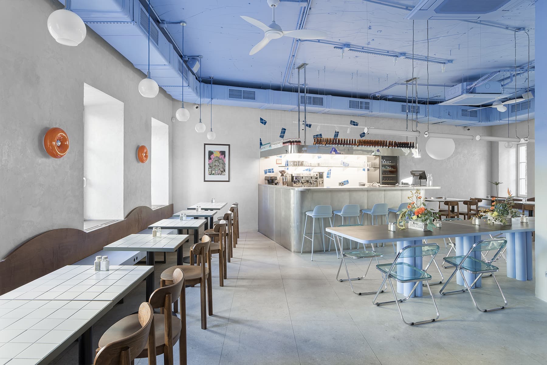 Винтаж и все оттенки голубого в интерьере модного московского кафе — проект бюро UTRO