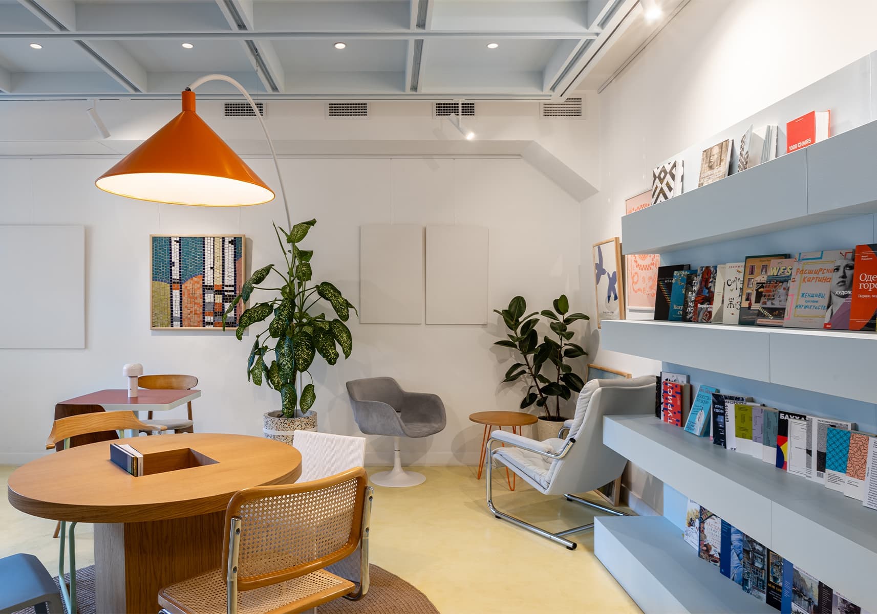 Уютный и красочный интерьер локальной кофейни с функцией культурного центра — проект vandall bureau