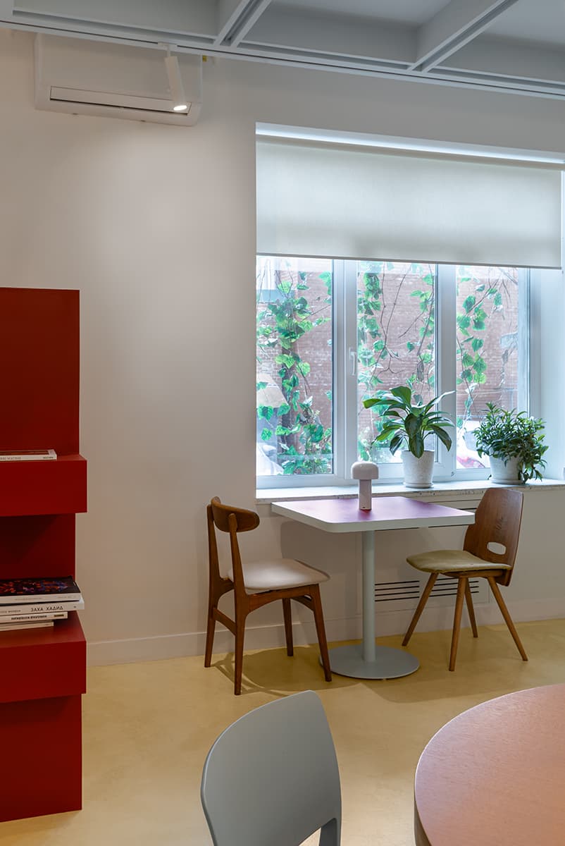 Уютный и красочный интерьер локальной кофейни с функцией культурного центра — проект vandall bureau