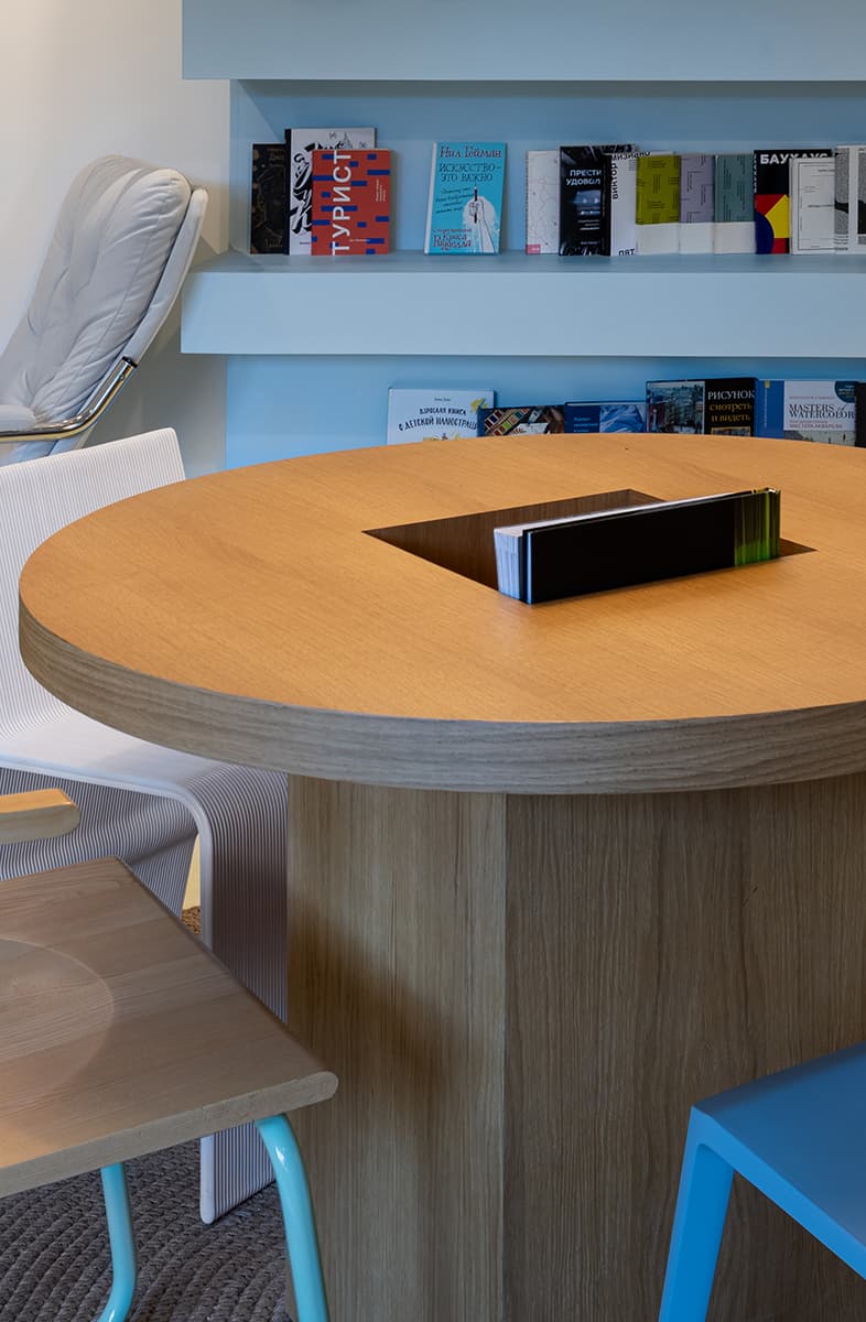 Уютный и красочный интерьер локальной кофейни с функцией культурного центра — проект vandall bureau