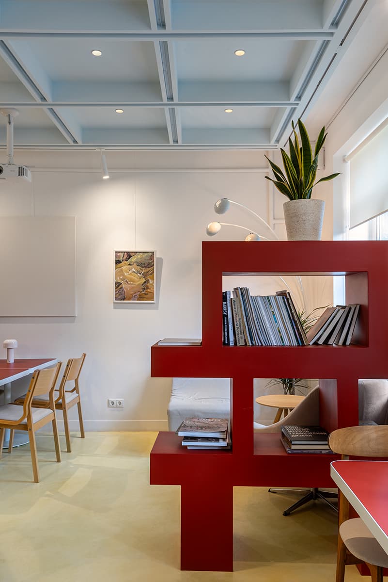 Уютный и красочный интерьер локальной кофейни с функцией культурного центра — проект vandall bureau