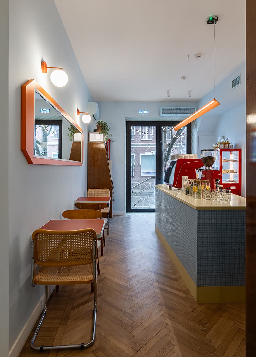 Уютный и красочный интерьер локальной кофейни с функцией культурного центра — проект vandall bureau